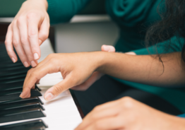 Уроки игры на фортепиано и синтезаторе онлайн