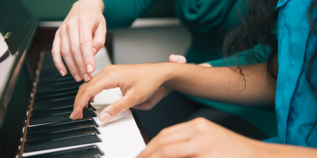 Уроки игры на фортепиано и синтезаторе онлайн